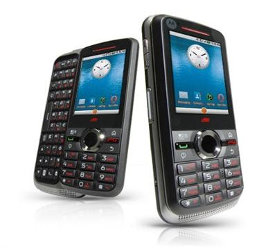 Фото i886 – прочный смартфон Motorola с двумя клавиатурами